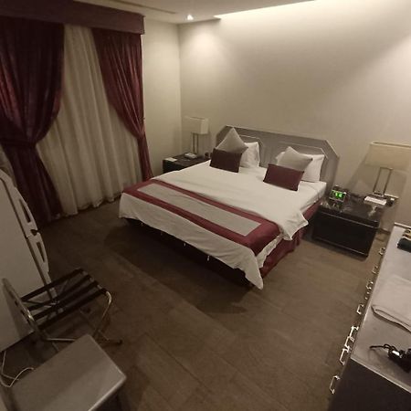 Sixty Three Hotel Suites Riyadh Bagian luar foto